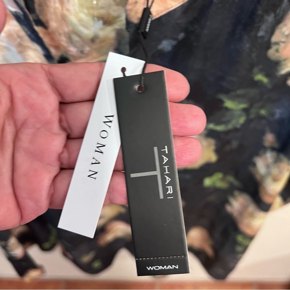 👚SOLD OUT 👚 Tahari Women’s Blouse. Size 3X. Floral Prints. 100% Polyester - Picture 9 of 10